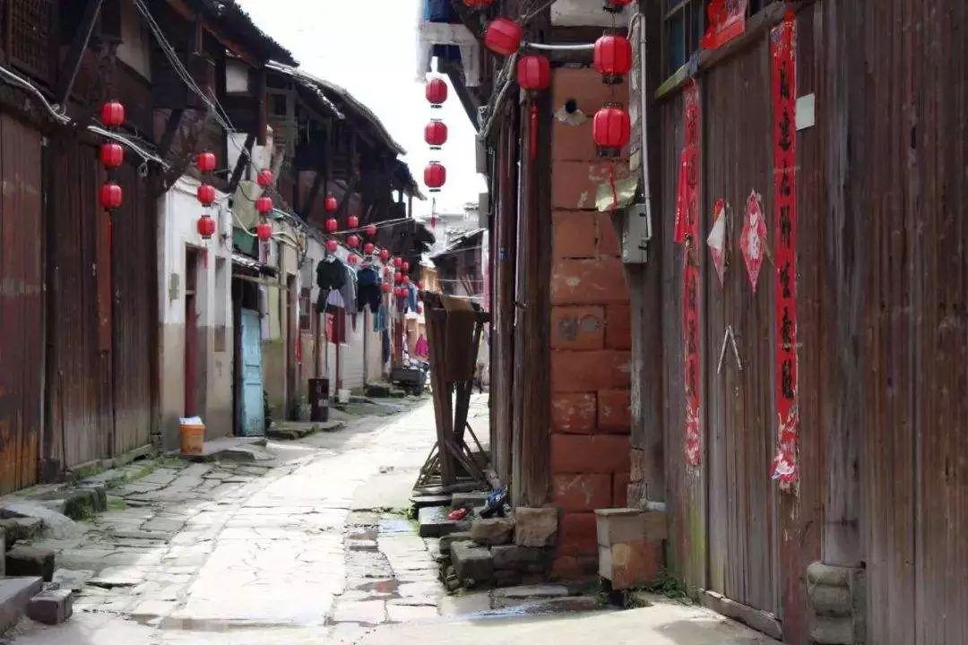 小S与女儿Lily户外大片曝光,母女时尚默契令人惊艳!